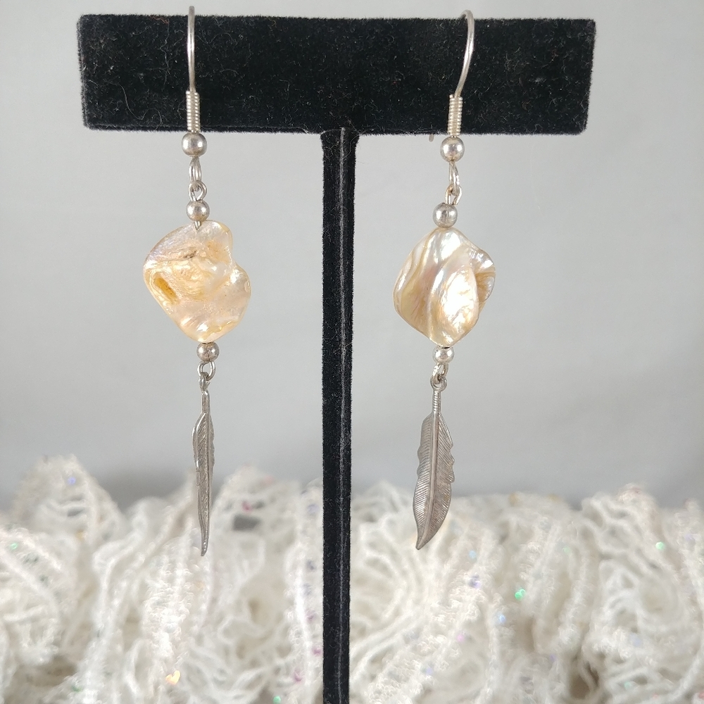 Mother of pearl shell beads earrings metal feather